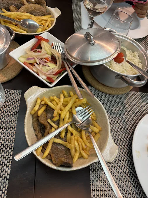 Bife com batata frita, arroz e salada de cebola