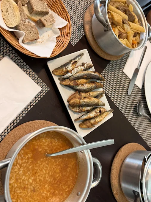 Sardinhas grelhadas com arroz de tomate e pão
