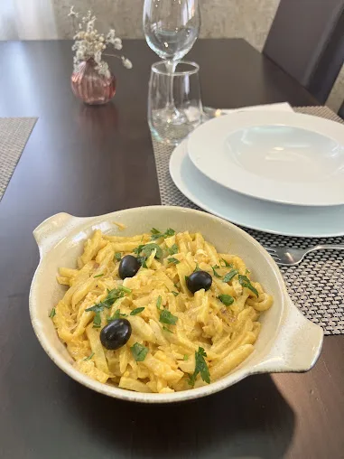 Massa da casa com azeitona e salsa