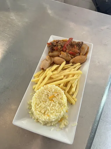 Carne guisada com feijão branco, arroz e batata frita